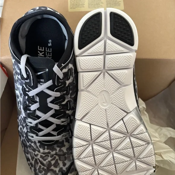 Nike Free TR Connect 2 in Black and Silver - Picture 3 of 4